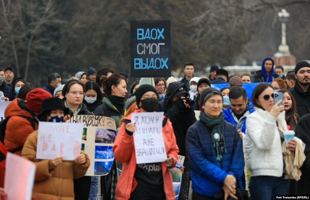 Митингіге жиналғандар. Алматы, 26 ақпан 2022 жыл.