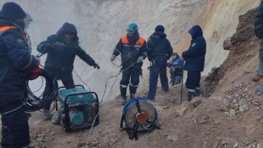 "Шетел инвесторы байлығымызды алып, адамдарды көміп кете бере ме?". Майқайыңда табылмай жатқан кеншілердің жақындары Астанаға барды