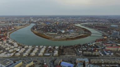 "Онлайн оқу білім болмайды". Атыраудың оқушыларыны мектепке барады