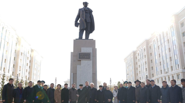 Астанада заңғар жазушы Мұхтар Әуезовтің ескерткіші бой көтерді 