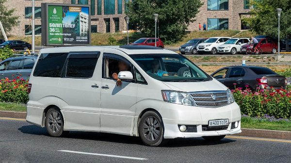 "Жауапқа тарта алмай жатамыз": Оң жақ рөлді такси көліктеріне жұмыс істеуге болмайды